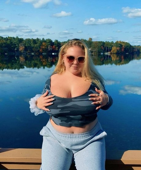 Amberly nude model photo