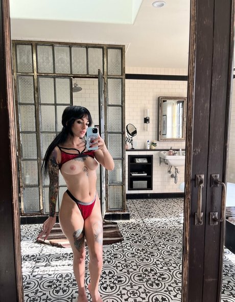 Synatra porn model photo