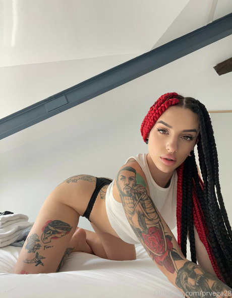 prvega adult model img