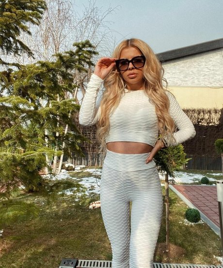 Valentina Lungu star art pics