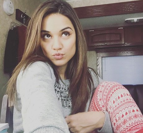 Summer Bishil nice model picture