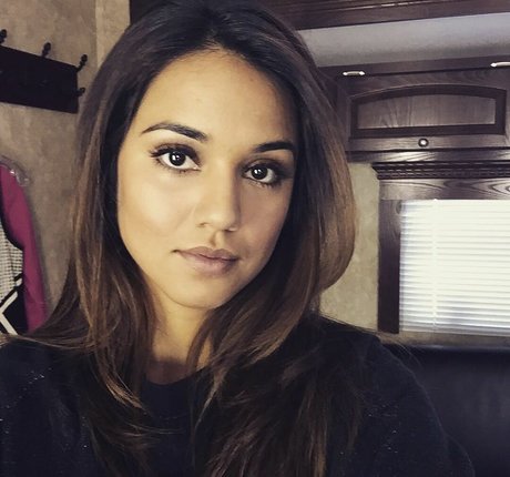 Summer Bishil hot star pics