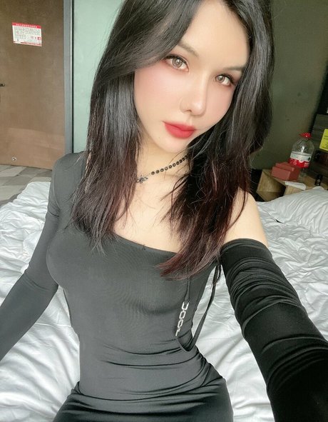 ts39505946 pretty pornstar img