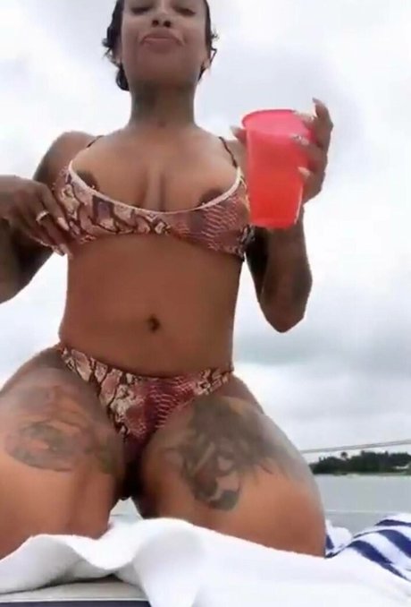 flyyytattedsky model pornographic pictures