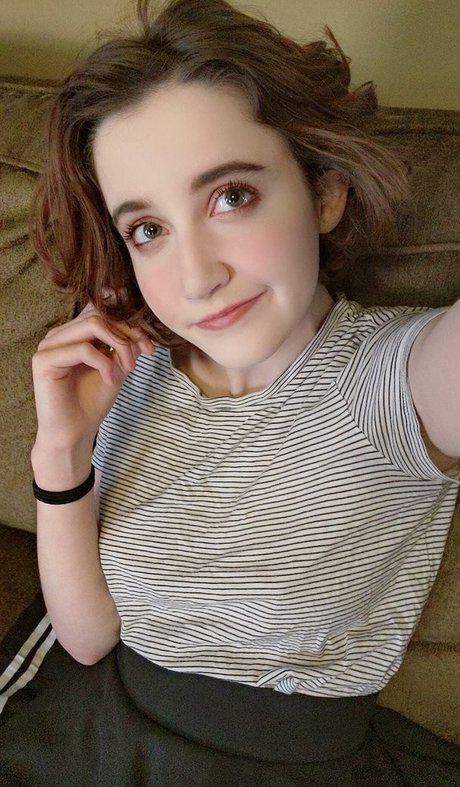 Sweetpetites sexy model img