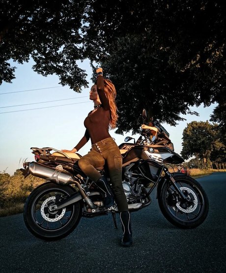 Hyrula sexy model pic