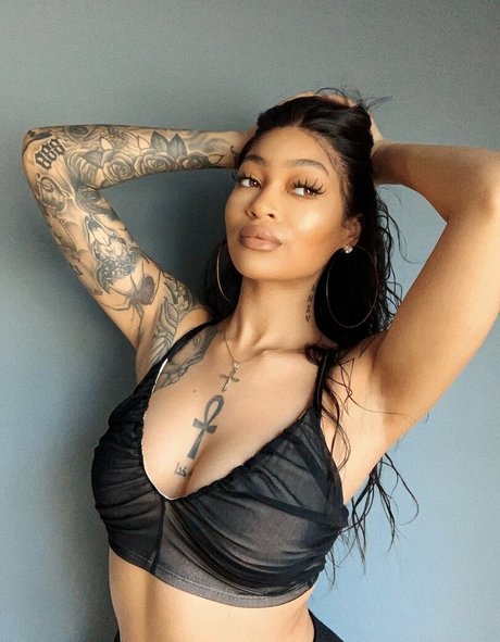 Evoni pornstar adult img