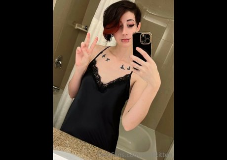 Twelveshade model erotic picture