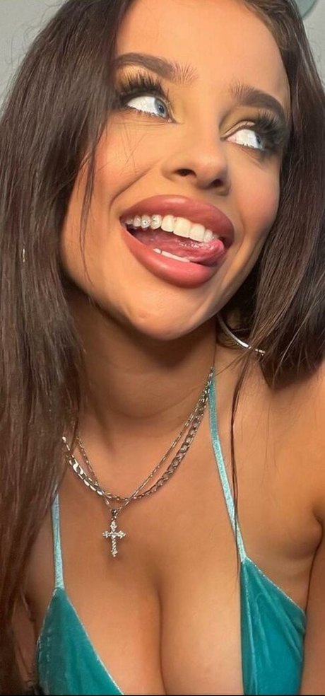 Fagata Agata Fak model top pictures