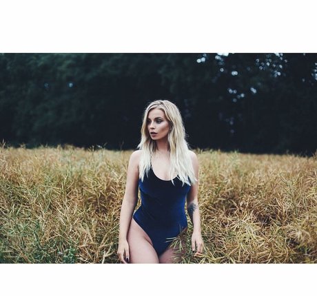 Hollie Sparrow naked actress gallery