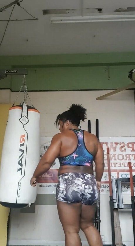 StrongWomen_ model image