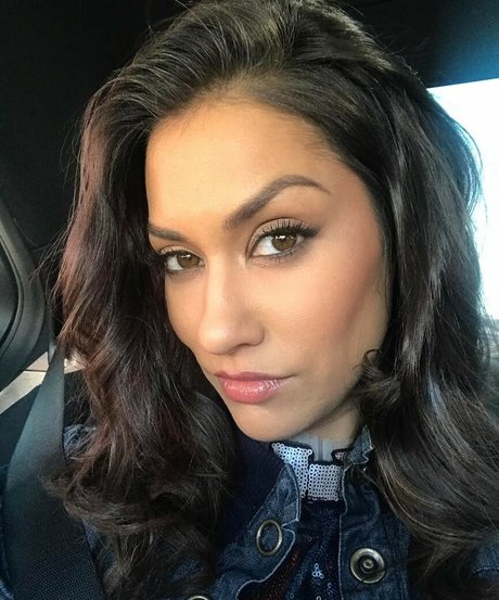 Janina Gavankar model pictures