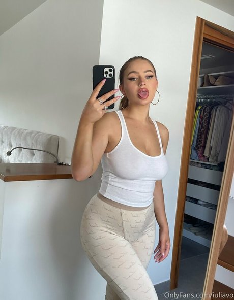 iuliavo hot star image