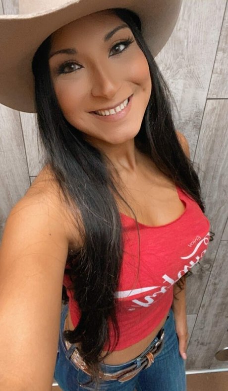 AbitSavage model hot photo