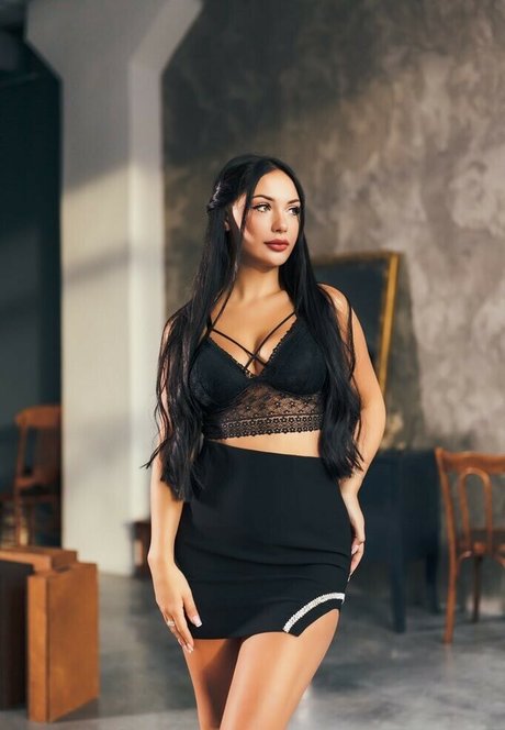 Kristina Azaronak model pretty image