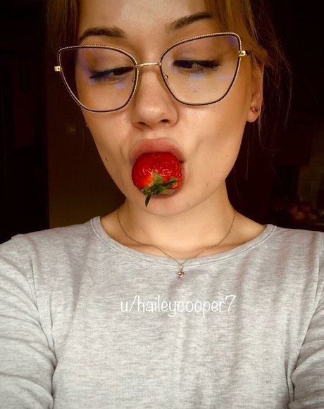 Hailey Cooper pretty actress pictures