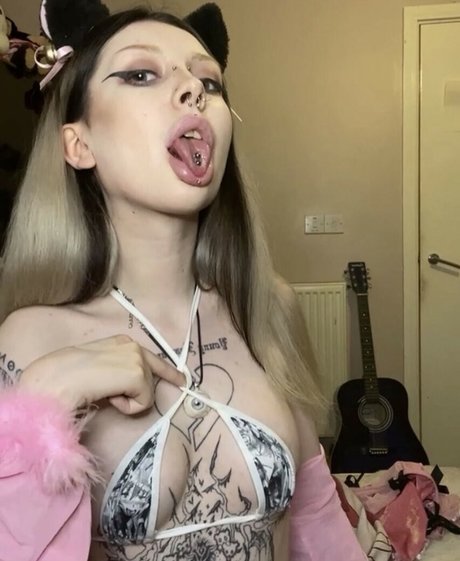 Skullfuked model pics