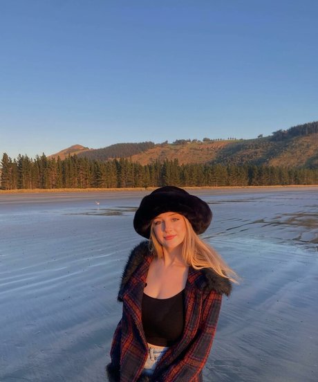 Ruby Pearl Esler model top img