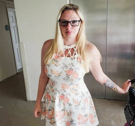 Gabby Swears art model galleries