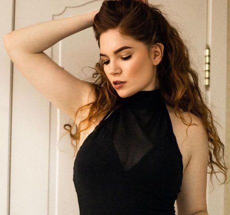 Aniela Kras hot actress pic