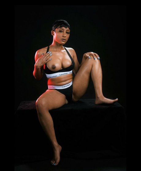 Alyssa Maxwell model hd pic