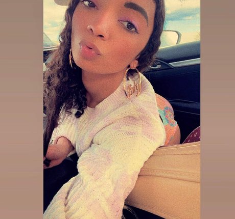 Kelsey Griffin naked model pics