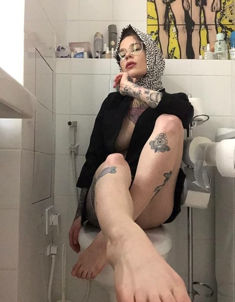 Tory Inve exclusive model image