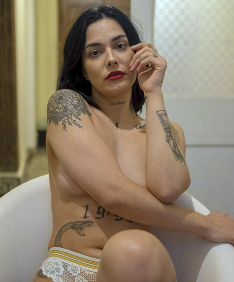 Aslhan Onur sexy star image