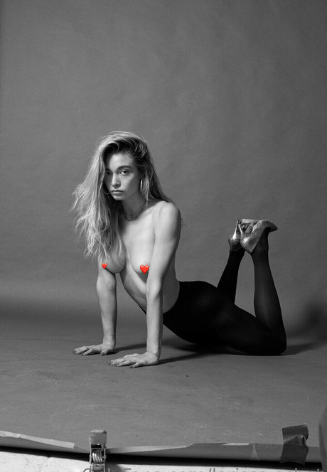 Larissa Schot porn model pic