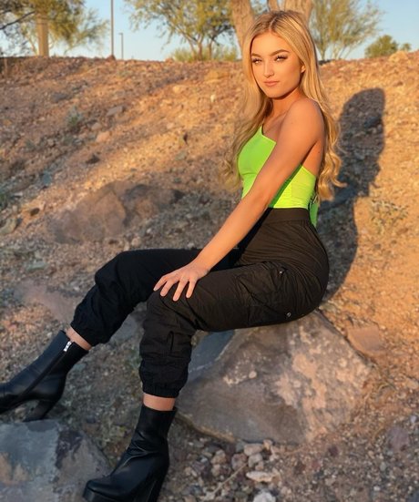 Savanah Moss star beautiful photos