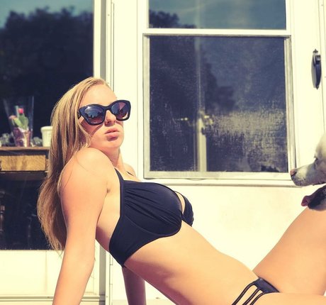 Yillian model adult image