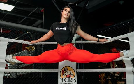 Daria Shuer pretty pornstar image