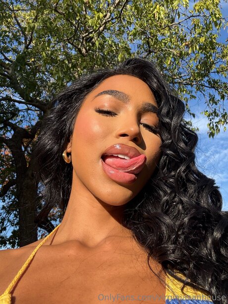 FitBabeXOXO art model pics