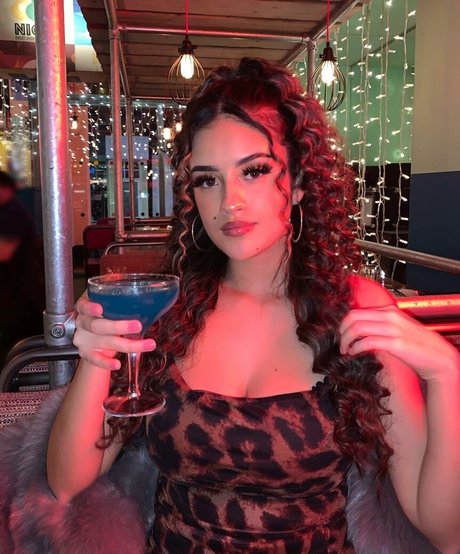 Goldensugaarr erotic model photo