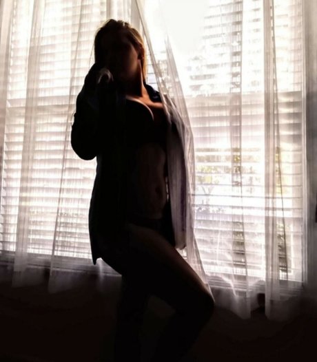 Tnbaecker model hot images