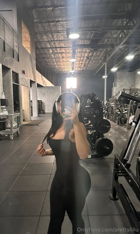 Prettylillu model nude picture