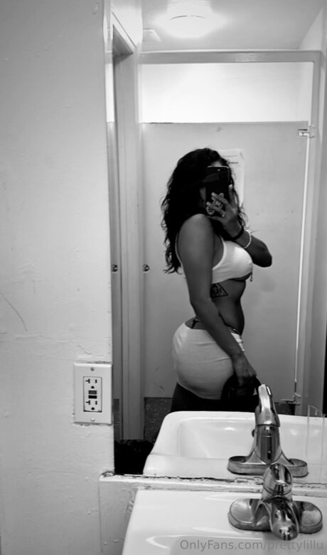 Prettylillu sexy pornstar pics