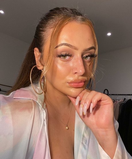 Eleanor Evans model top image