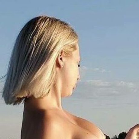 Vaaloux adult model pic