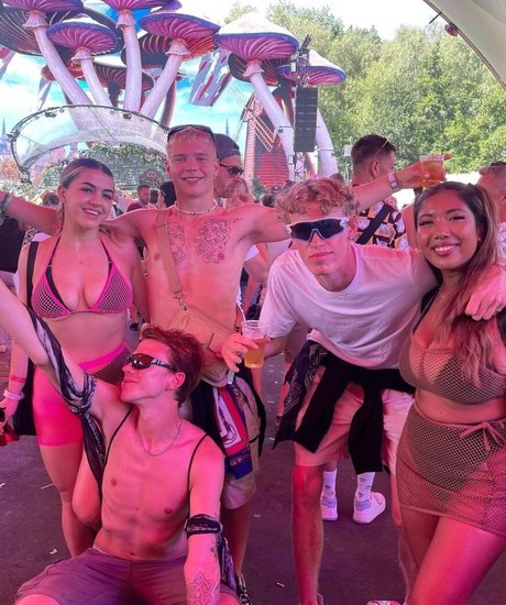 Sml Prsn sexy star photo