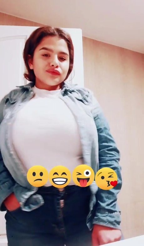 Melannia nude actress photo