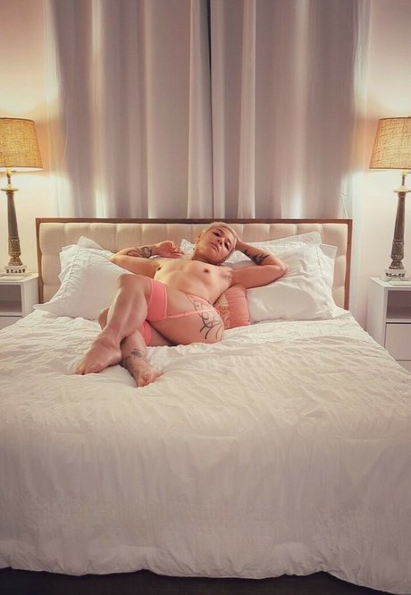 Evelyn Vinyl art star image