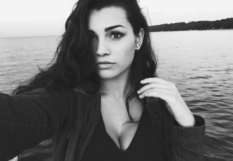 Kylie Manue sexy actress img