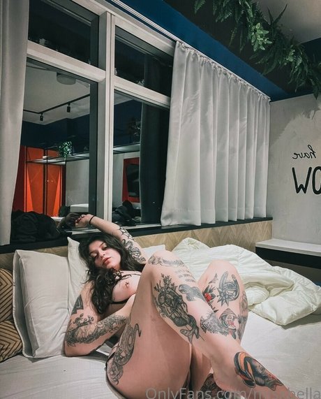 Isabella Medeiros nude model pictures