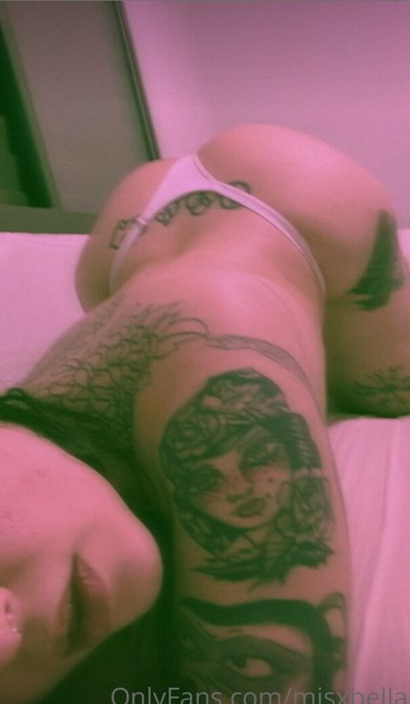 Isabella Medeiros hot star photo