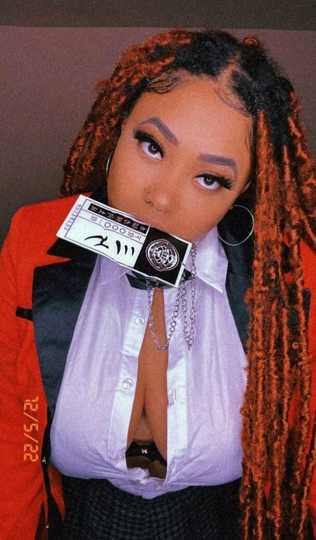 Queeen savage erotic model photos