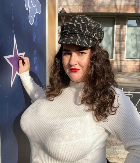 Caliope nude model picture