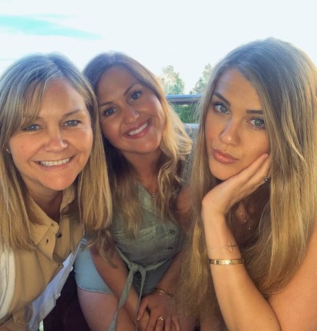 Claudia Valler art model archive