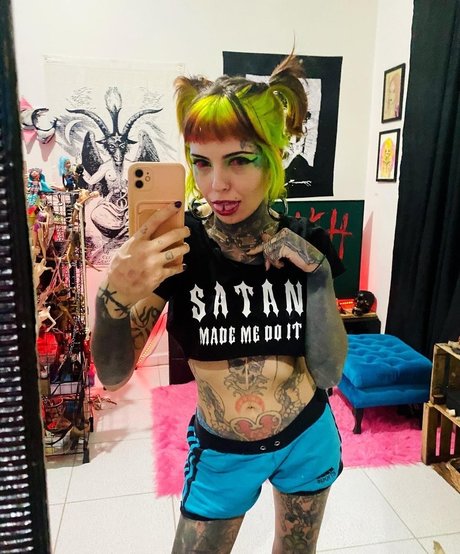 Mari Zombie naked model image