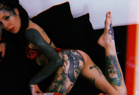 Mari Zombie model exclusive pic